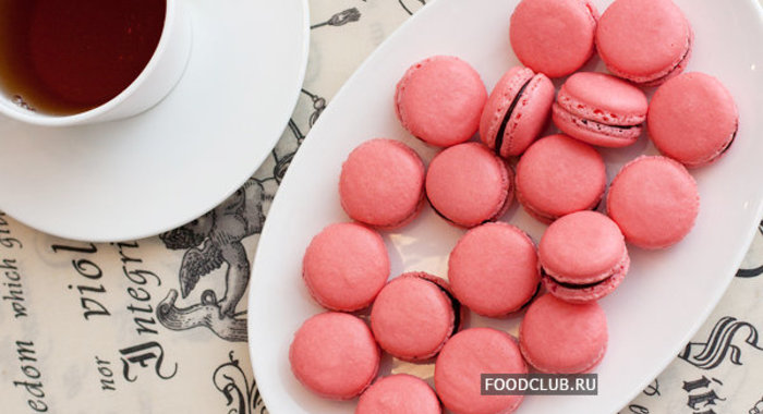 Малиновые макаронс
