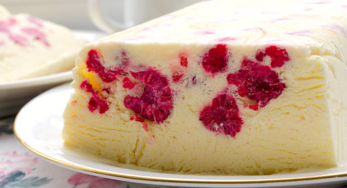 Итальянское мороженое Семифредо с малиной