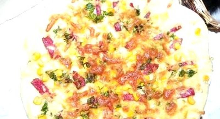 Пицца с колбасой и кукурузой