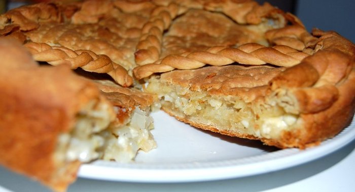 Луковый пирог с сыром