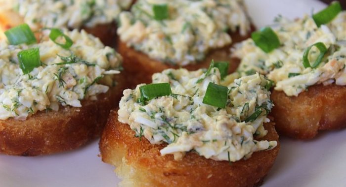 Бутерброды с консервированным лососем