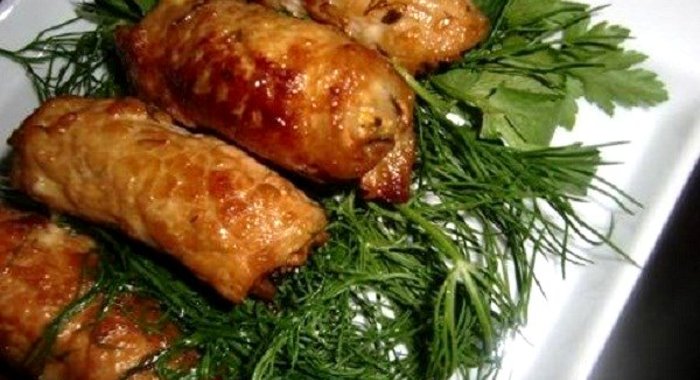 Свиные рулеты, фаршированные шампиньонами и грушей