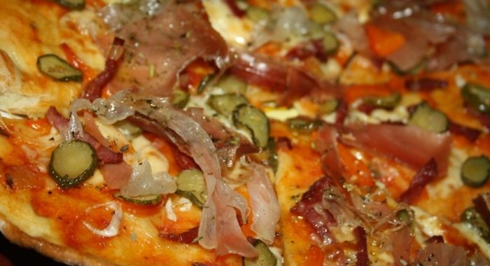 Открытый пирог-пицца с маринованными огурцами, болгарским перцем, хамоном, колбасой и сыром сулугуни