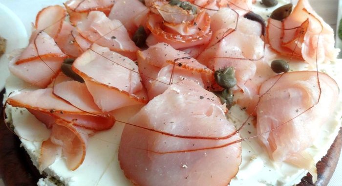 Сливочно-рокфоровый торт с рукколой и прошутто