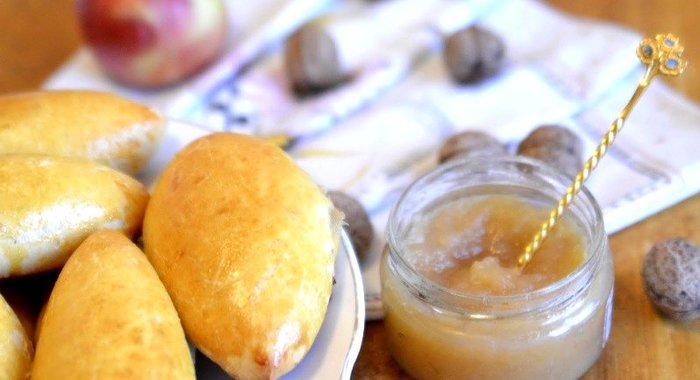 Пирожки с яблочным повидлом