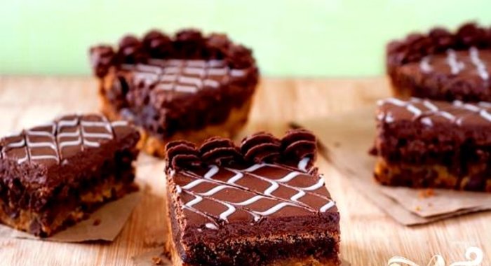 Пирожные с шоколадно-ванильной глазурью