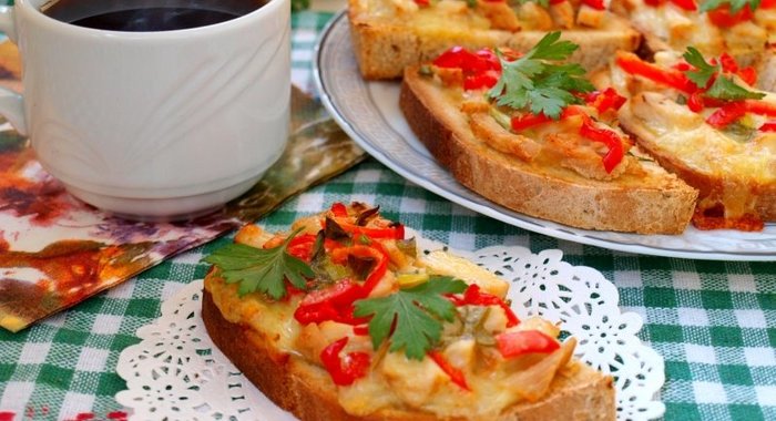 Горячие бутерброды с индейкой, сладким перцем и моцареллой