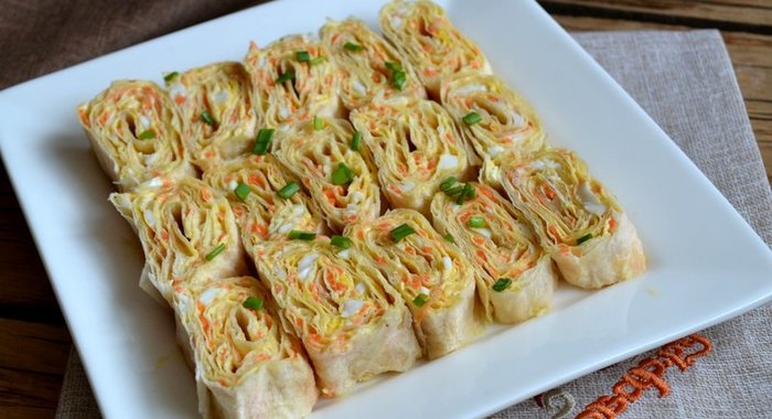 Рулетики из лаваша с корейской морковкой