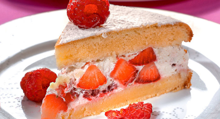 Бисквит с клубничным кремом