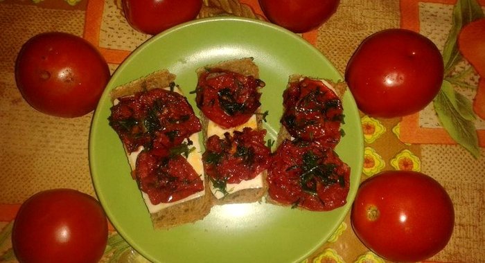 Бутерброды с жареными помидорами и сыром