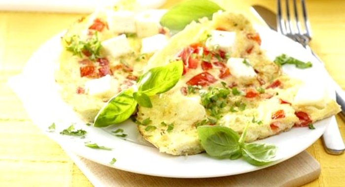 Омлет с беконом, помидорами, базиликом и орегано
