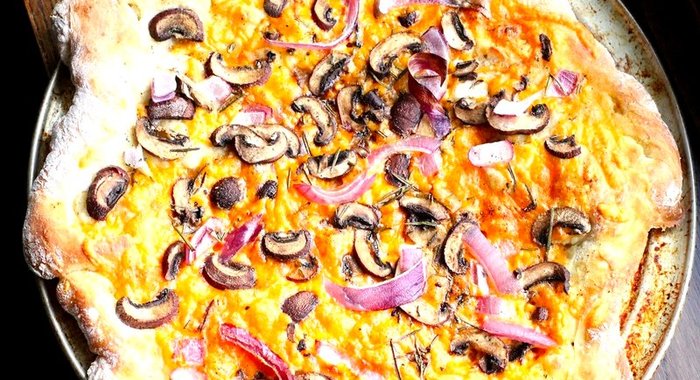 Пицца с луком и сыром