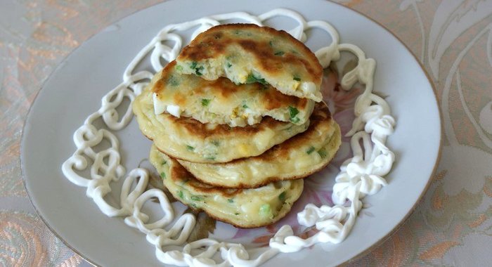 Оладьи с луком и яйцом