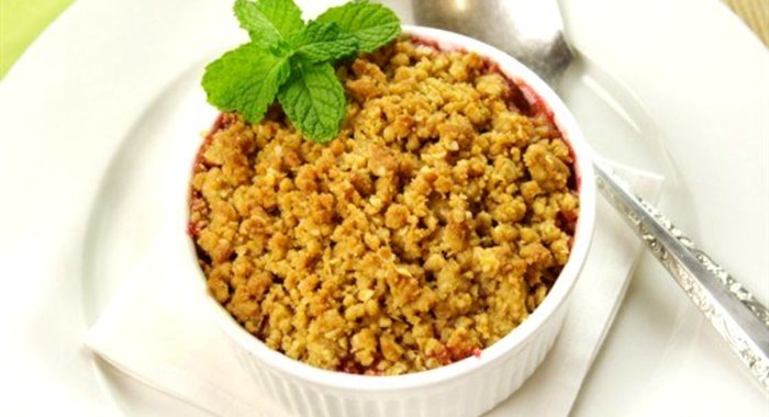 Фисташковый крамбл с клюквой, яблоками и имбирными цукатами