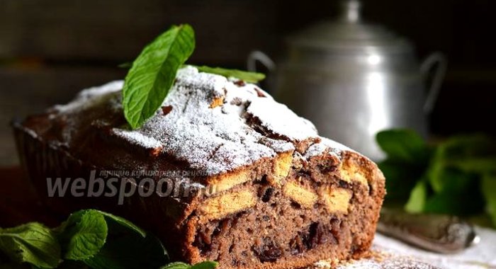 Шоколадный манник с печеньем и консервированной вишней