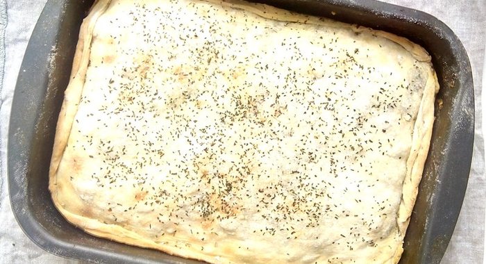 Тиропита с домашним сыром и дикой зеленью