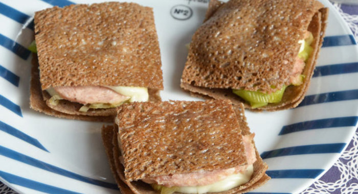 Блинчики с консервированной ветчиной и луком-порей