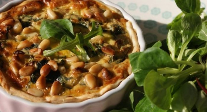 Пирог со шпинатом, овечьим сыром и кедровыми орешками