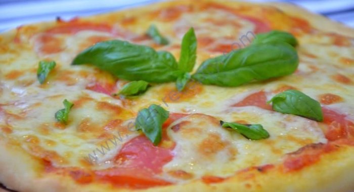 Классическая итальянская пицца Маргарита с моцареллой и помидорами