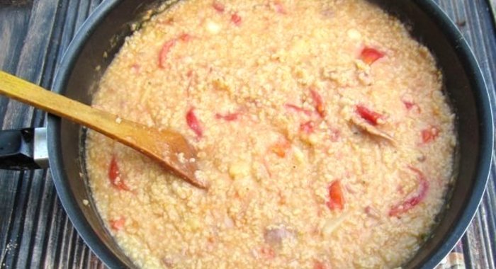 Пшенная каша со свининой