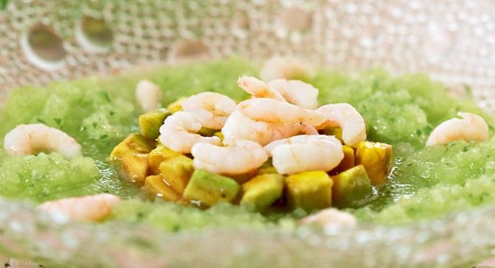 Авокадо с огуречным кремом и креветками