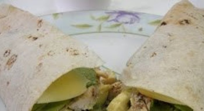 Рулет из тортильи с курицей и авокадо