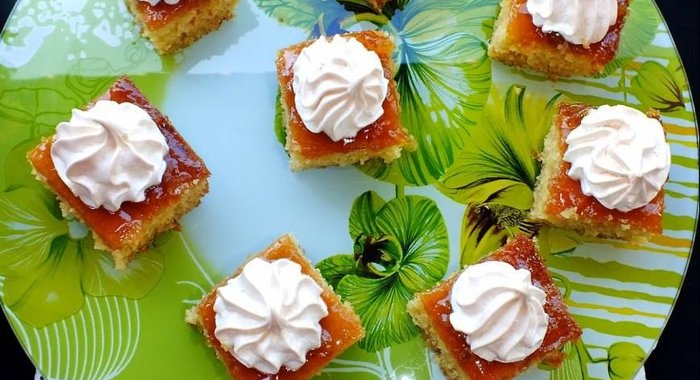 Пирожные с абрикосовым джемом и безе