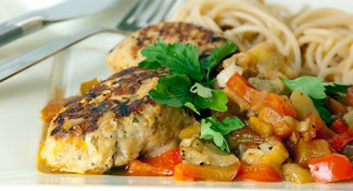 Куриные котлеты с соусом из баклажан и перцев