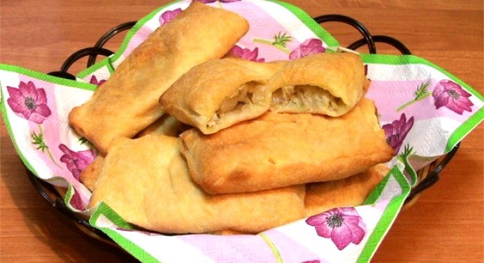 Слоеные пирожки с капустой