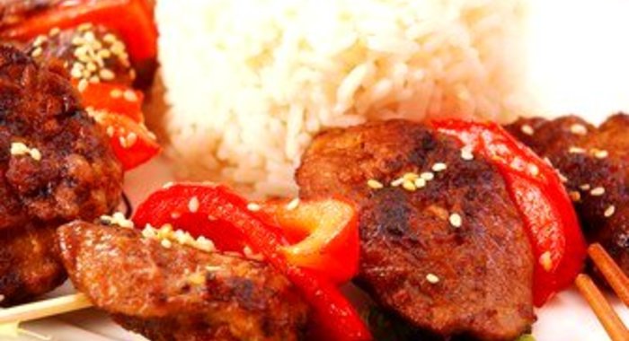 Свиные шашлыки с красными перцами и ананасовым рисом