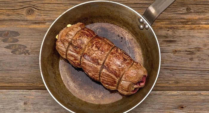 Рулет из говядины с запечеными овощами и бальзамико