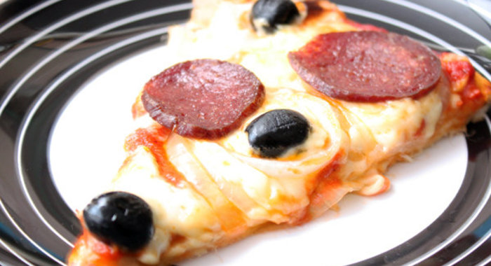 Пицца с колбасой