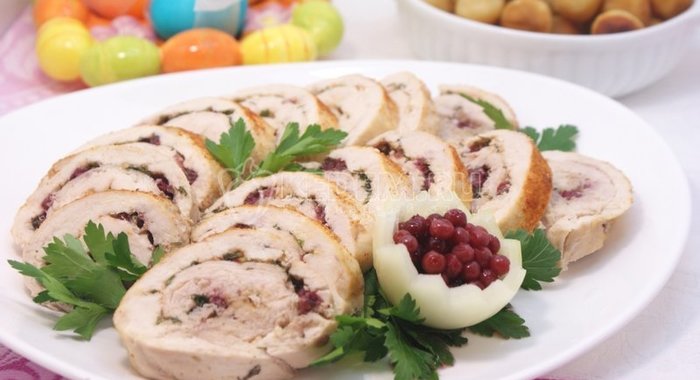 Куриный рулет с укропом и брусникой