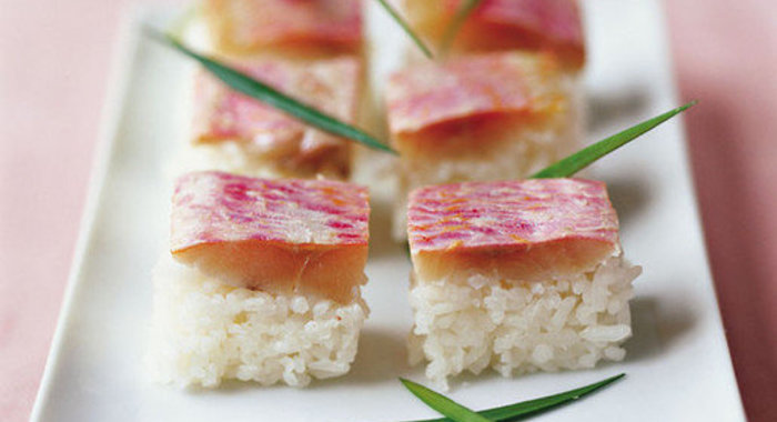 Суши со средиземноморской султанкой