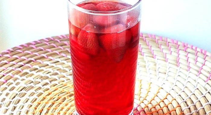 Компот из замороженной клубники и ежевики