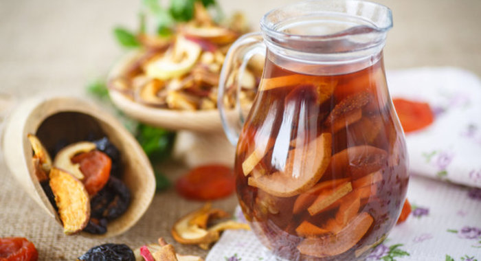 Компот из сухофруктов и брусники