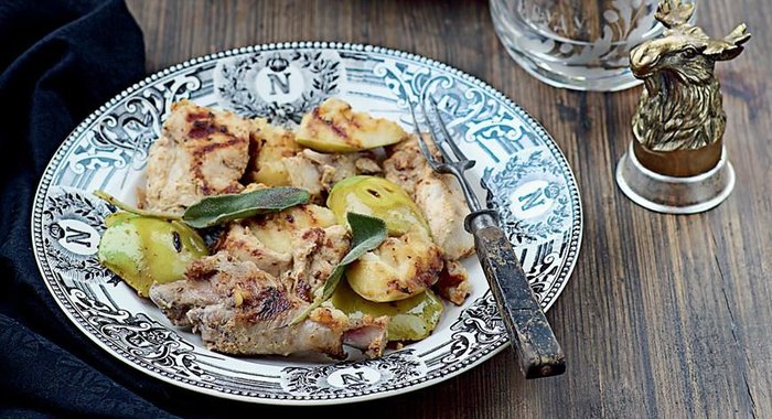 Шашлык из горчичной цесарки с яблоками