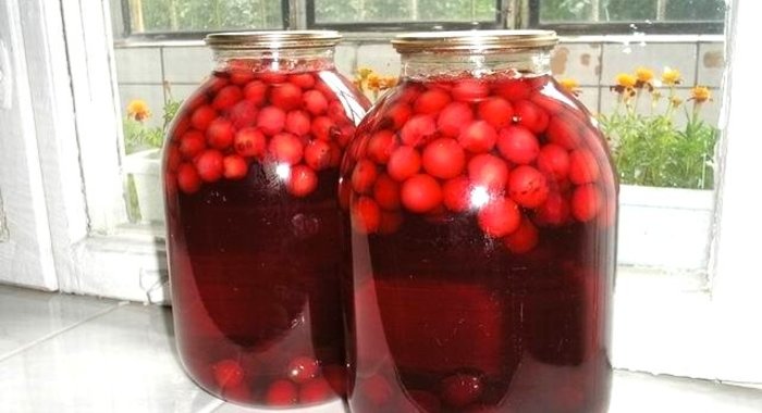 Вишневый компот в банке