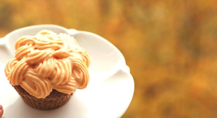 Цельнозерновые капкейки с пряным тыквенным кремом