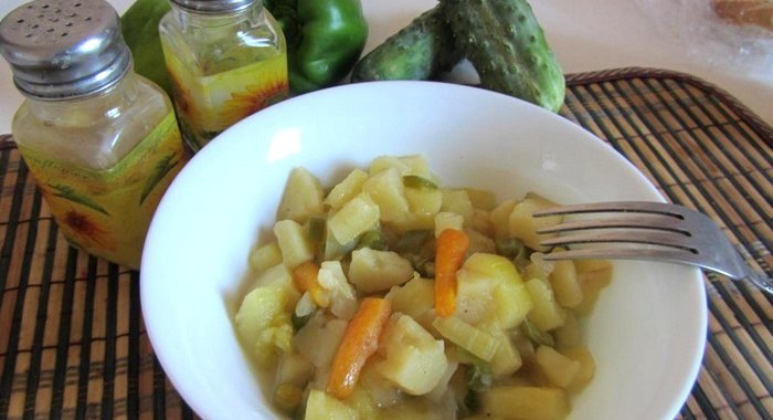 Рагу с зеленым горошком и болгарским перцем