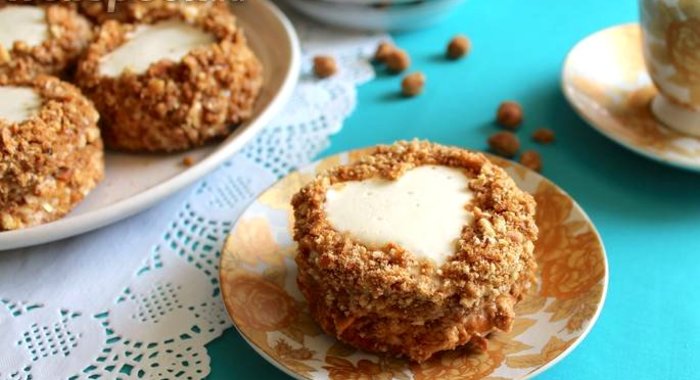 Бисквитные пирожные с орехами