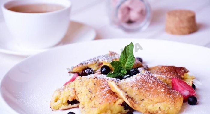 Сладкий творожный омлет