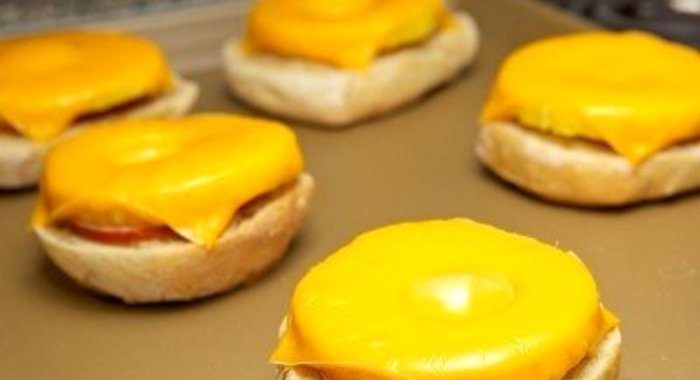 Бутерброды с ананасом и сыром