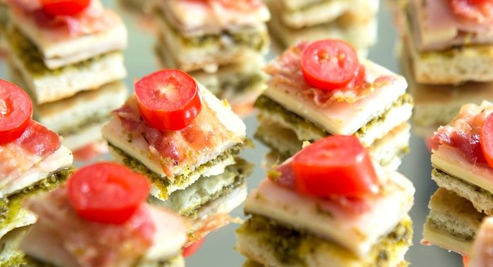 Канапе с солёным огурцом и беконом