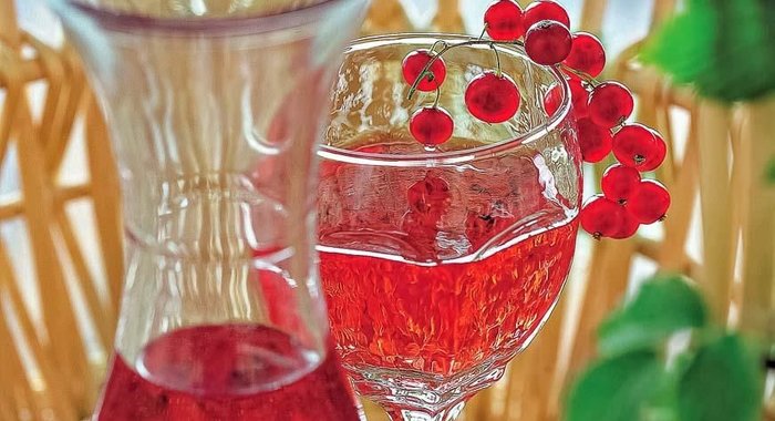 Клубнично-смородинновое вино