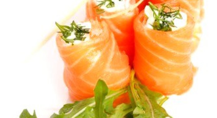 Рулет из копченого лосося, сливочного сыра и зеленого лука