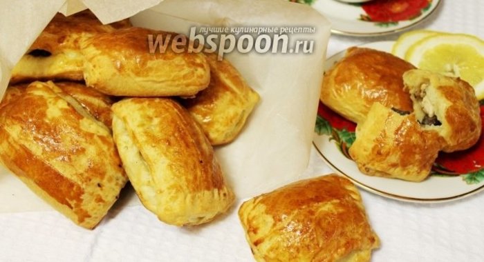 Слоёные пирожки с курицей и грибами