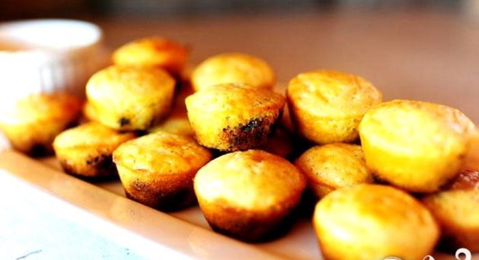 Кукурузные мини-маффины с черникой и ванильным маслом