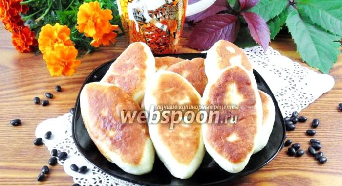 Жареные пирожки с чёрной фасолью
