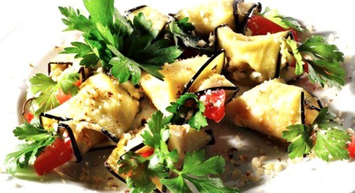 Рулеты из баклажанов с вялеными томатами, прошутто и моцареллой